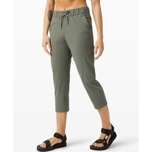 Lululemon On the Fly Crop 23″ Grey Sage Luxtreme Size 4 EUC